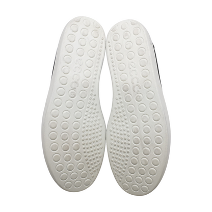 Black Low-Top Athletic Shoes