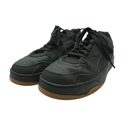 Black Low-Top Athletic Shoes