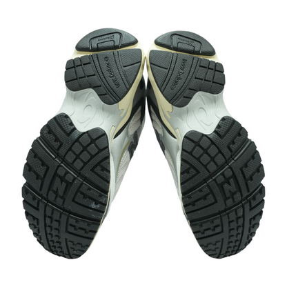 725V1 Low-Top Athletic Shoes