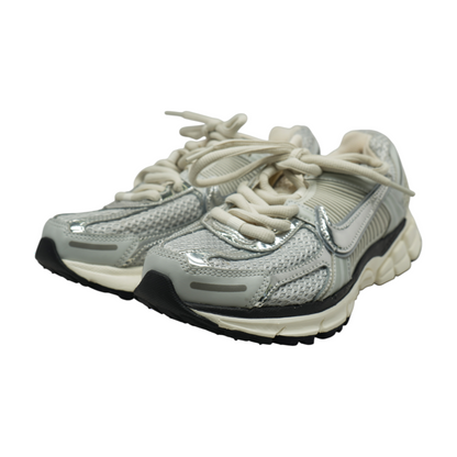 Zoom Vomero 5 Low-Top Athletic Shoes