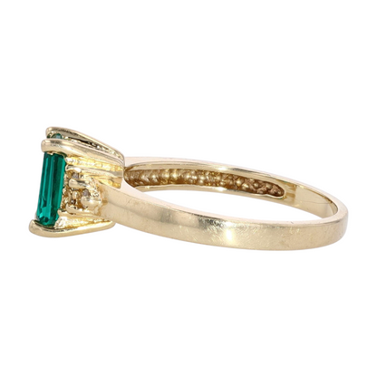 14K Yellow Gold Green Stone Fashion Ring